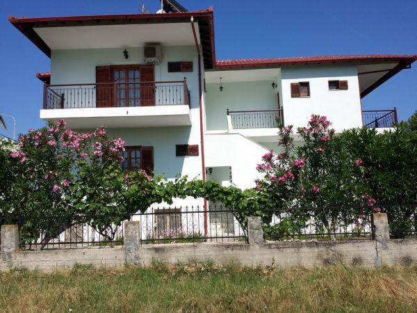 Areti rooms in Sykia